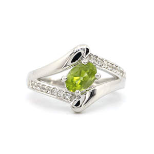 Серебряное кольцо 925 пробы 3,52 гр. с египетским перидотом и топазами 0,95 карат Серебряное кольцо 925 пробы 3,52 гр. с египетским перидотом и топазами 0,95 карат